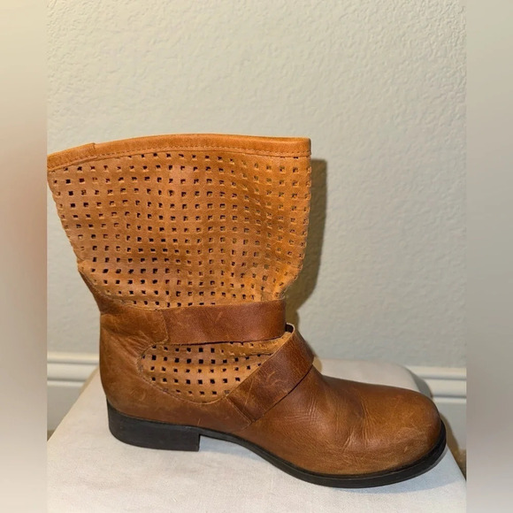 Steve Madden Perforated Hole Booties Buckle Size 7.5 Cognac Ankle Shoe - Picture 7 of 11